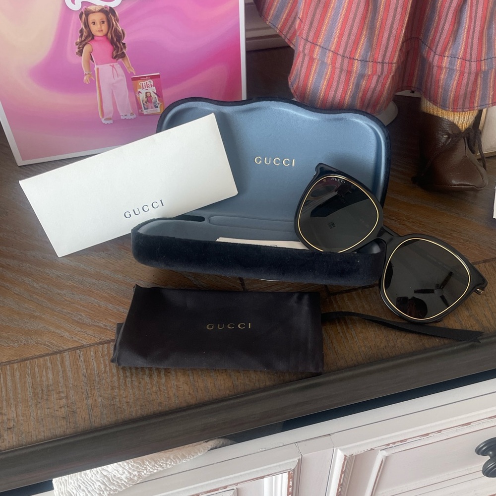 Gucci Black Sunglasses authentic with case dust bag and cloth